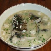 白锅鱼头豆腐汤
