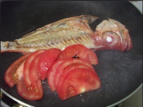 大眼鸡鱼煮番茄的做法