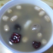 红枣花生枸杞圆子汤