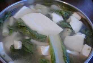 黄叶菜豆腐汤的做法