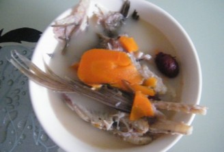 红萝卜鱼骨汤的做法
