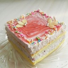 草莓奶油方蛋糕