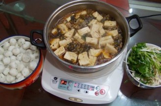 酸菜鱼骨火锅的做法