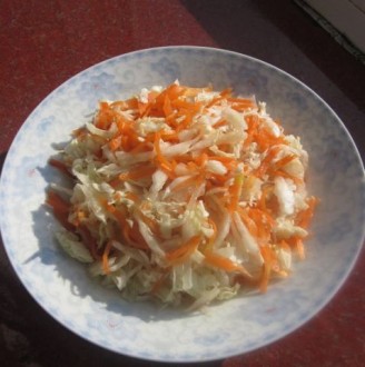 胡萝卜丝拌白菜的做法
