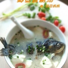 冬季养胃鲫鱼豆腐汤