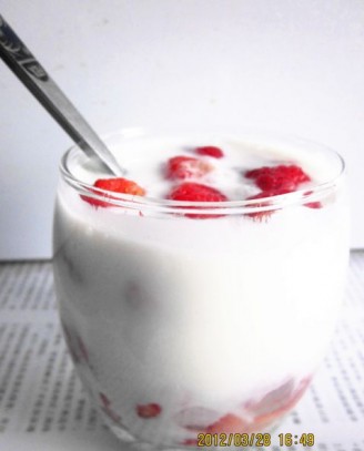 草莓香蕉酸奶饮的做法