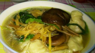 黄花菜香菇炖饺子的做法