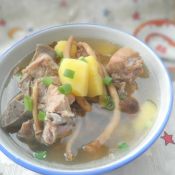 茶树菇土豆排骨汤