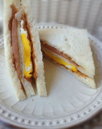 鸡蛋肉松三明治的做法