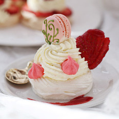 草莓奶油蛋白饼