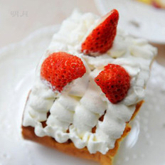 草莓舒芙蕾蛋糕卷